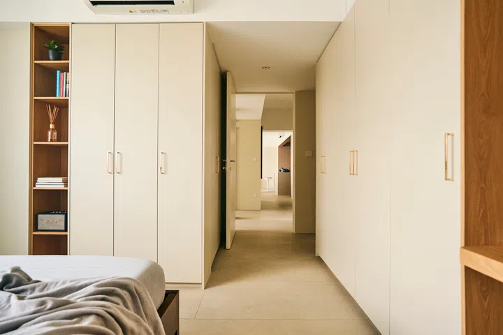 The house is near the homeowner’s workplace, near transport lines, and near food options.