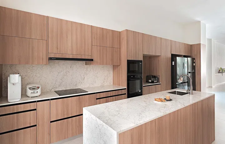An island
provides more
space within the
kitchen.