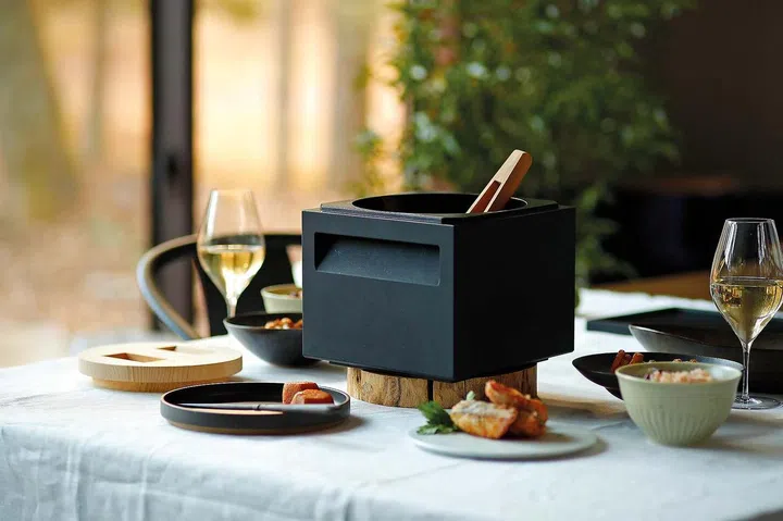 Anaori Kakugama Cooker Hot Pot, $2,710