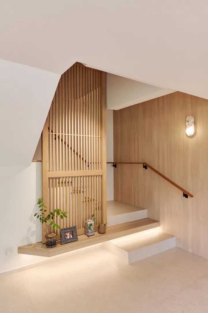 A slender timber screen defines the staircase without closing it off, allowing light and views to flow through the home.