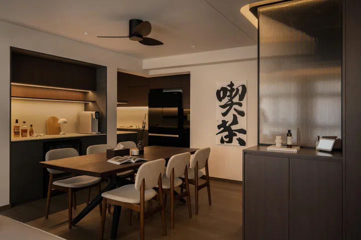 The Table Guys 6-seater dining table in a 5-room HDB BTO at Tampines Street 96 (1,216 sq ft), designed by Inizio Atelier.