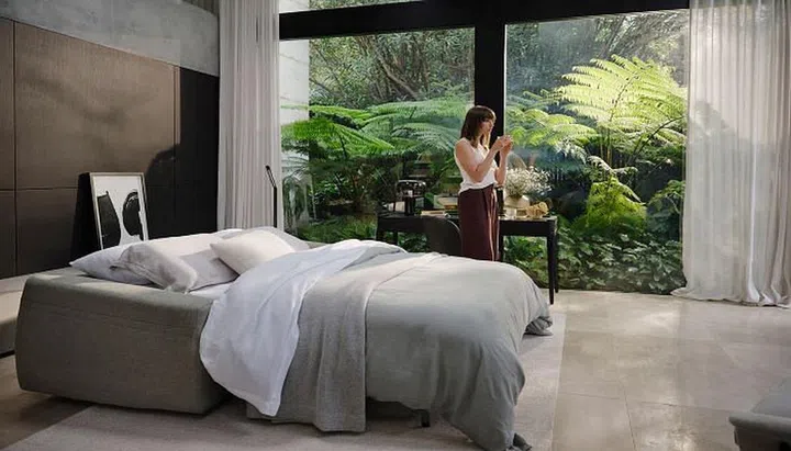 Equipped with a 15-step adjustable headrest and extra wide seats, the ReoGrand can be converted into a bed.