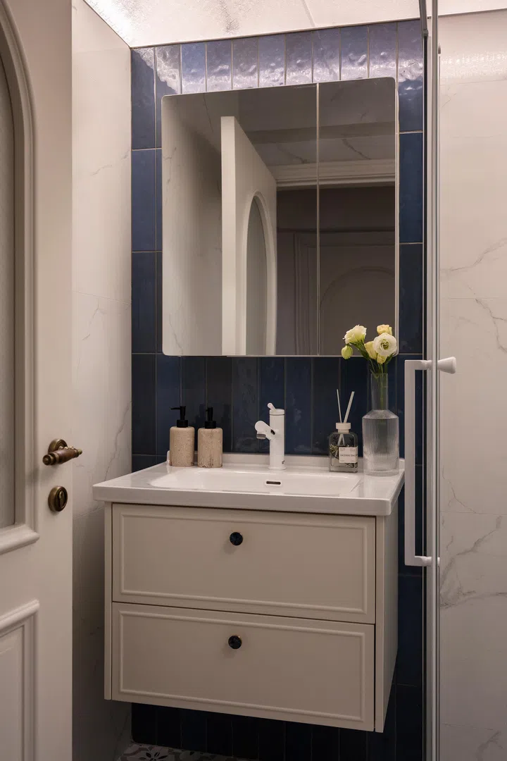 The second/guest bathroom.