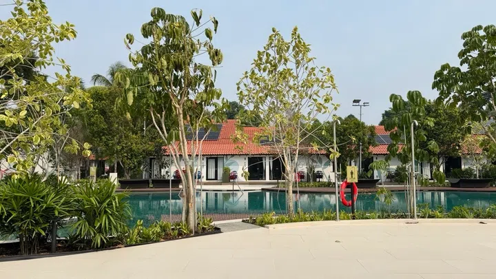These “non-pool view rooms” get a nice view and easy access to the pool too!