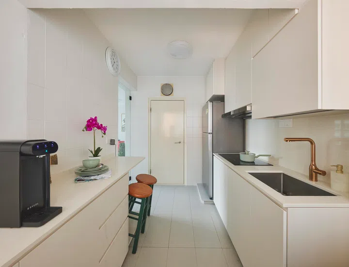 Reworked with new cabinetry and a compact breakfast counter, the practical setup supports Charlotte’s love of cooking and hosting.