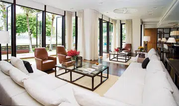 A neutral palette helps the indoor space blend seamlessly with the outdoors without having to use rustic-style furniture.