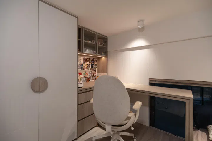 Each sibling has their own study area and storage, ensuring the shared room remains practical for daily routines while remaining comfortable to live in.