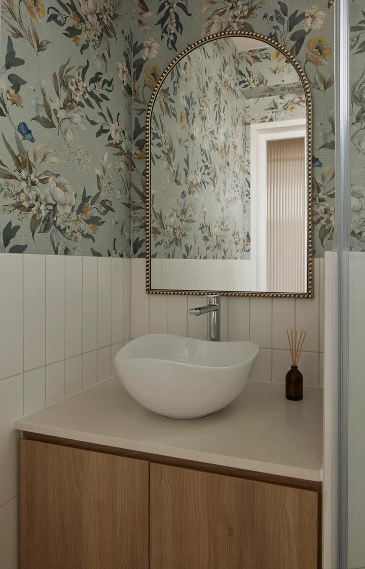 English-style bathroom i a 4-room HDB BTO (1,004 sq ft) in Bishan, designed by RENOSTUD.IO.