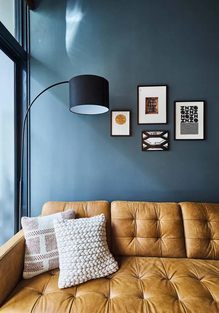 A mustard-
coloured

sofa is both
contrasting yet
complementary.