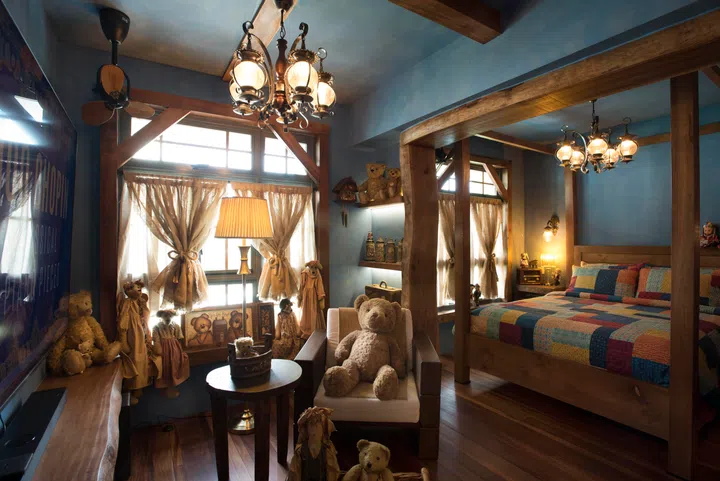 A matching chandelier to the one in the bedroom hangs from the ceiling. (Throughout the home, Ju Li used the same chandeliers, just in various sizes.) 