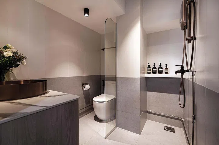 two-toned walls bathroom