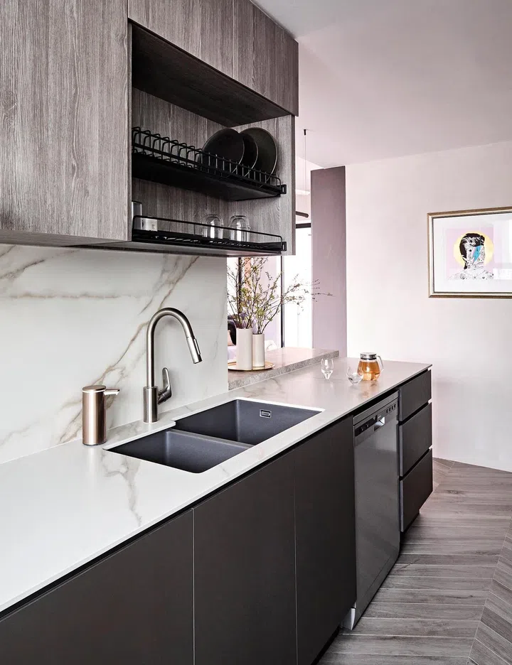 The kitchen sink was relocated to optimise the work flow according to the couple’s needs.