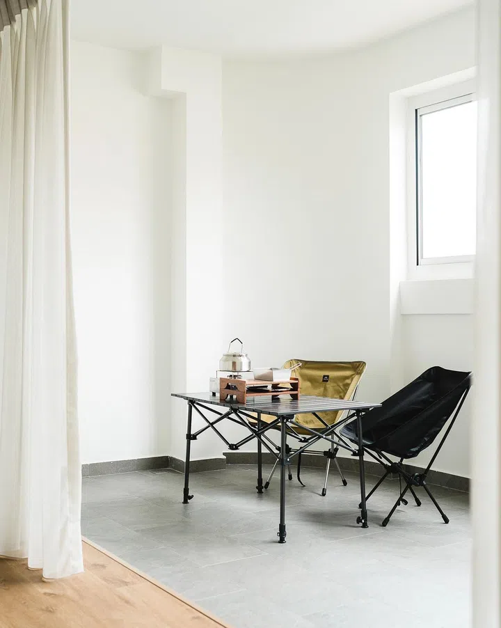 The balcony
used to have
wall tiles. They
were removed,
and the walls
were painted
over in white for
a crisp look.