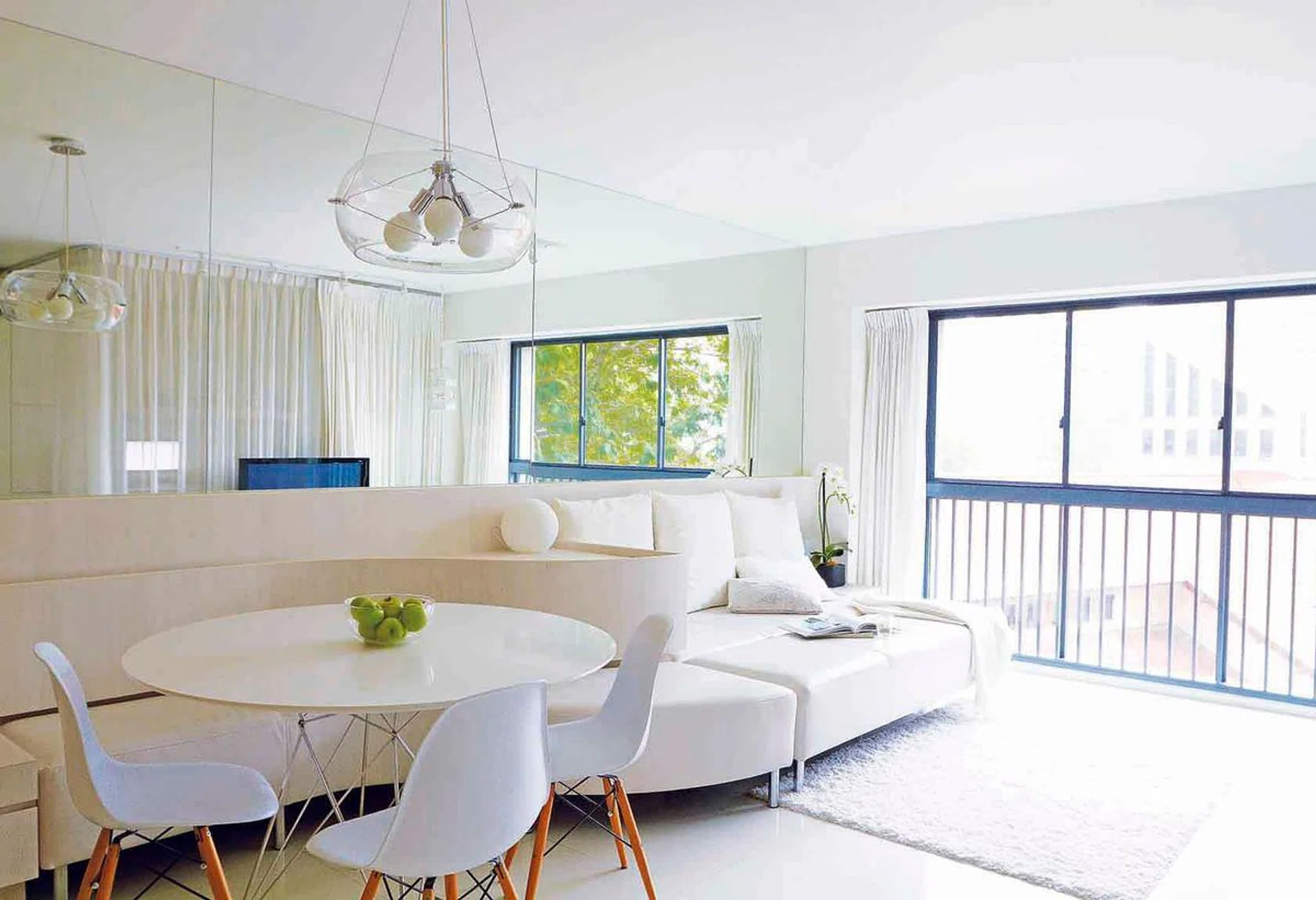 Looking at this bright, airy 990sqf four-room HDB flat at Pinnacle@Duxton, it is hard to imagine the “dark and small” apartment that it was when the homeowners first got it. 