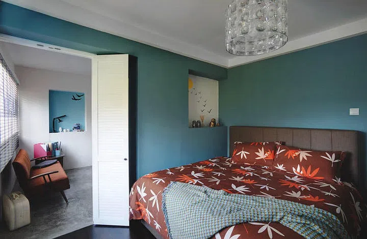 The blue and white palette carries on into the bedrooms, where brown fabrics and furnishings complement the colour scheme