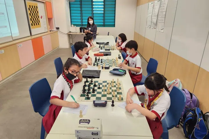rulang primary school students playing chess.