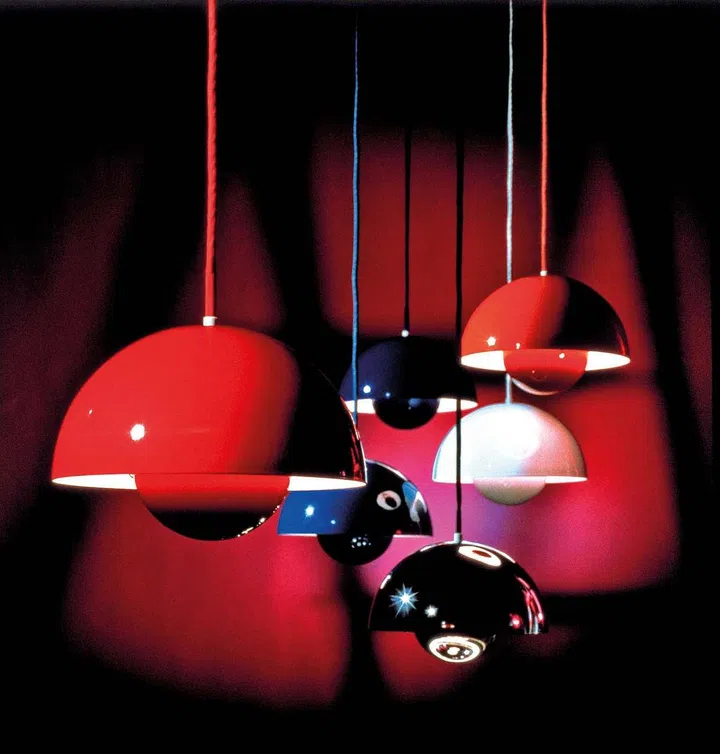 The Flowerpot lamp consists of two semi-circular spheres facing each other. The diameter of the upper sphere is twice as large as the lower one. The lower sphere hides the bulb, while its interior serves as a colourful reflecting surface. Design by Verner Panton, www.verner-panton.com Trademark Verner Panton Design