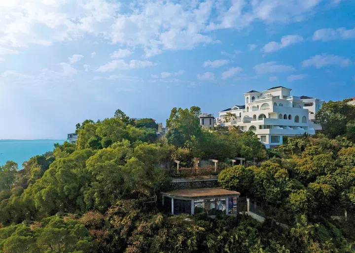 The resort sits atop the rocky cliffs along the coastline.
