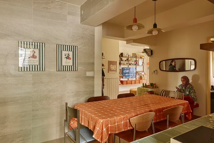 Positioned beside the dining table, a cosy bench encourages lingering over meals while adding flexible seating for everyday family life.