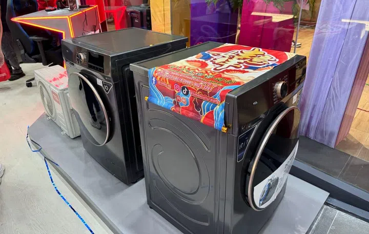 I found out today that TCL sold washing machines - on display at the TCL Singapore Northpoint store.