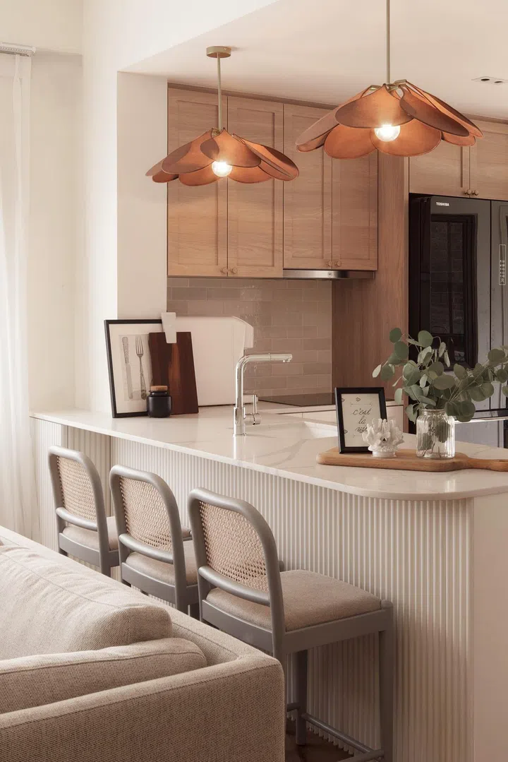 The kitchen comes with a peninsula that serves as a breakfast counter.