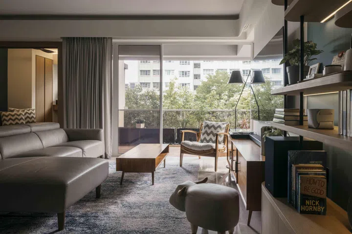 Set within the tree canopy, the living area draws in light and greenery, grounding the home in a sense of space and calm.