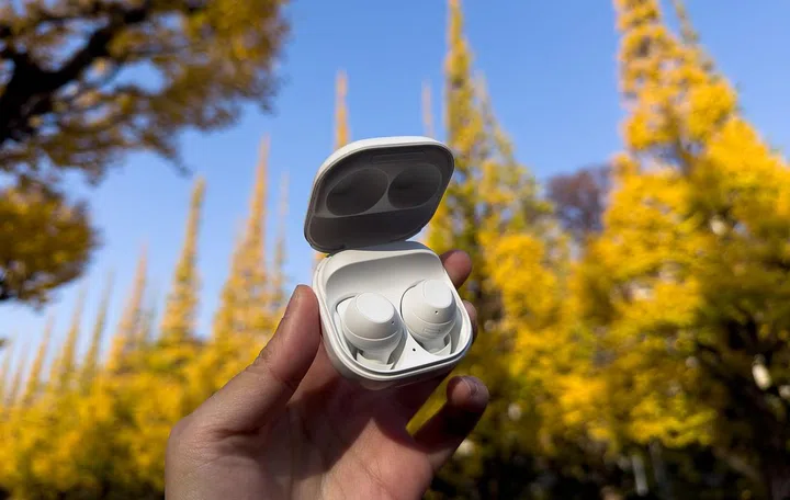 A pair of white Samsung Galaxy Buds FE 2024 in its white Samsung case