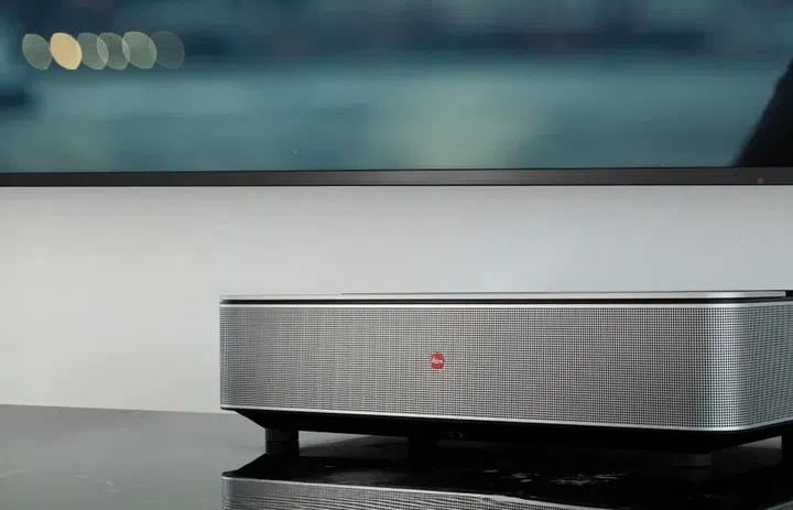 The Leica Cine 1 projector in use. (Photo: Leica)