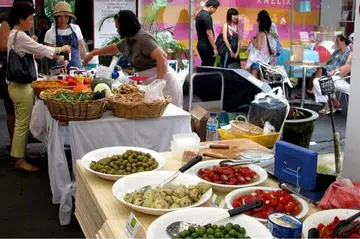 63042-farmers_markets_loewen