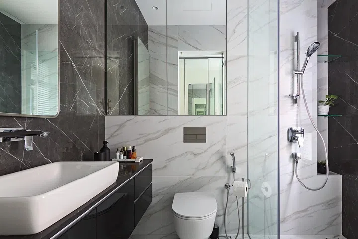A grey-white-
black scheme

gives the master
bathroom
a clean and
elegant look.