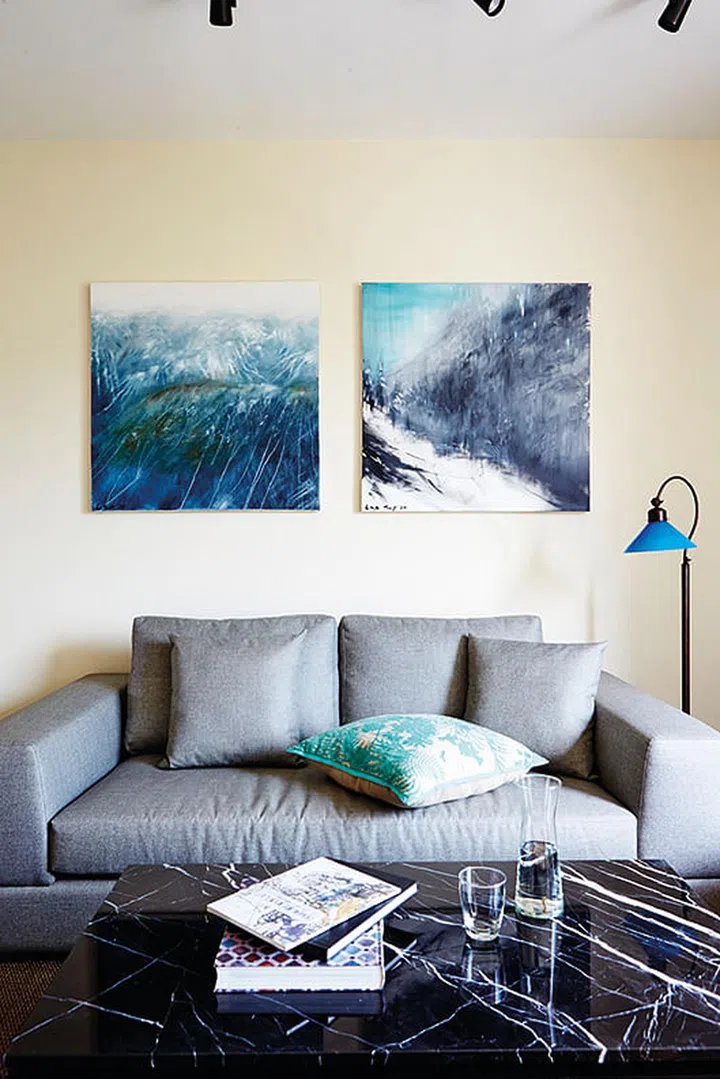 The apartment is decorated with personal objects, such as paintings done by Lisa herself, gifts from friends and travel souvenirs.