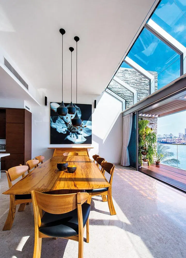 The lavish use of floor-to-ceiling glass windows ensures a panoramic ocean vista, no matter where you turn.