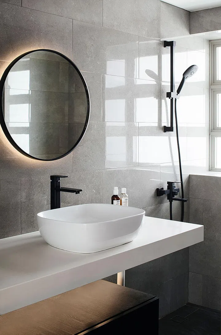 The curved theme is echoed in the bathroom’s mirror.