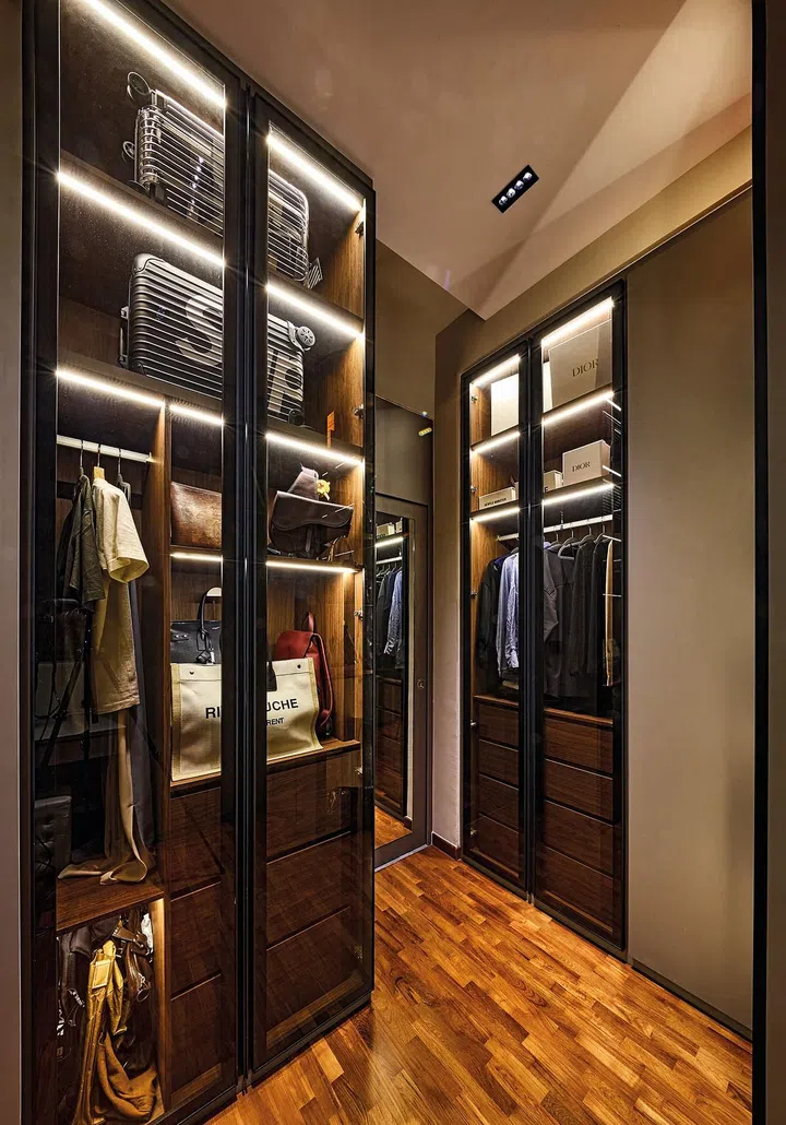 His and Hers
areas in
the walk-in
wardrobe
provides both
homeowners
their personal
space to dress
up in the
mornings.