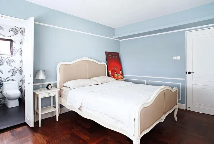Put together by the homeowners themselves, this HDB flat bedroom is a toned down interpretation of the classic style. By pairing the French blue walls with the gentle curves of the bed frame, this space exudes a quiet charm that’s both soothing and inviting.