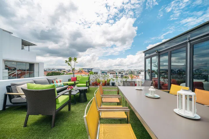 Styled by Arete Culture, the rooftop feels more like an upscale restaurant than a private home, with seating for twenty and a festive, mismatched mix of chairs.