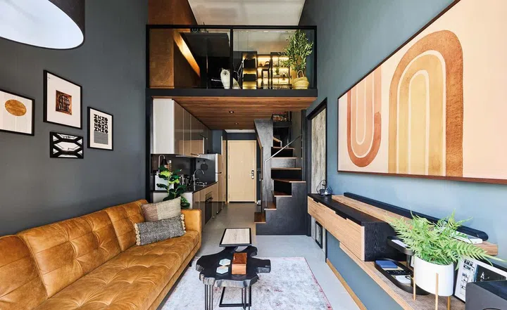 Lighter colours are introduced into the predominantly dark coloured interior in the form of furniture pieces and accessories.