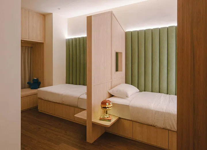 A peephole
between the
two beds in
the children’s
bedroom is a
playful touch.