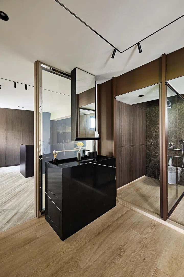 Separate showers and WC compartments in the master bathroom of this HDB executive apartment at Rivervale Plains.