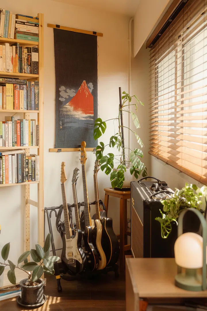 Guitars, books, and art converge in the flat’s sharpest corner—a flexible room that doubles as a creative retreat and a workout space, reflecting the couple’s evolving pursuits.