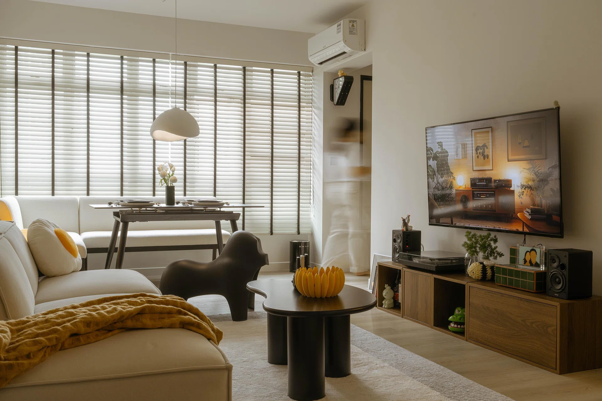 Blessed with a large family and many siblings, a living space to comfortably accommodate at least eight people, and hosting was very important to Jess. 
