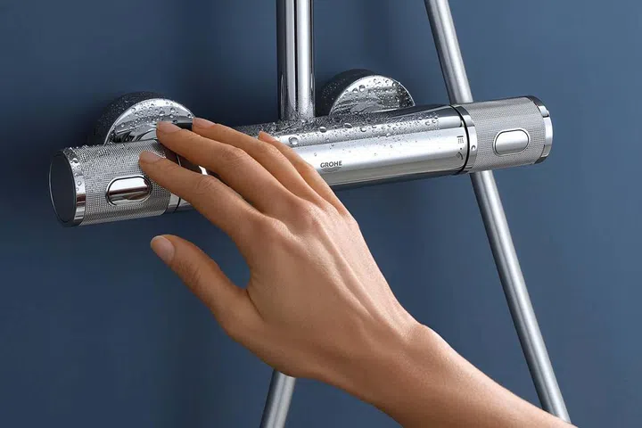The control of water flow and flow rate is effortless in the GROHE Euphoria 260 shower system.
