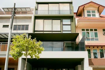 The rebuilt four-storey home asserts itself along the street with a boxy, glass-fronted form—a move its homeowners describe as “biting the bullet” after neighbouring houses began rebuilding.