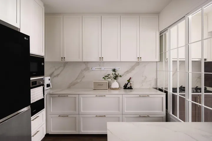 The bright Dry Kitchen.