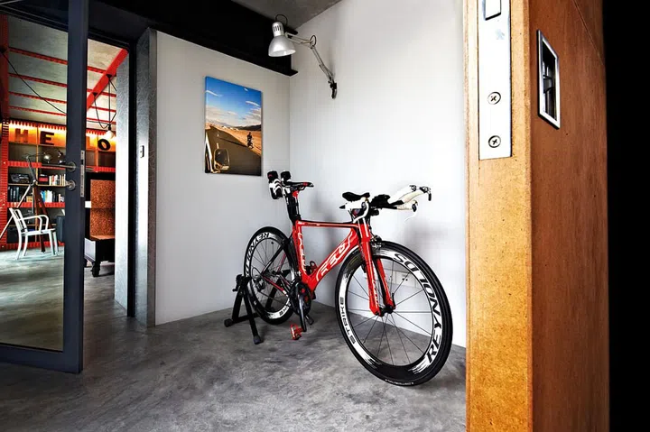 Metal sheets partially clad the wall to camouflage the space room’s door jamb. (Reno: $128K)