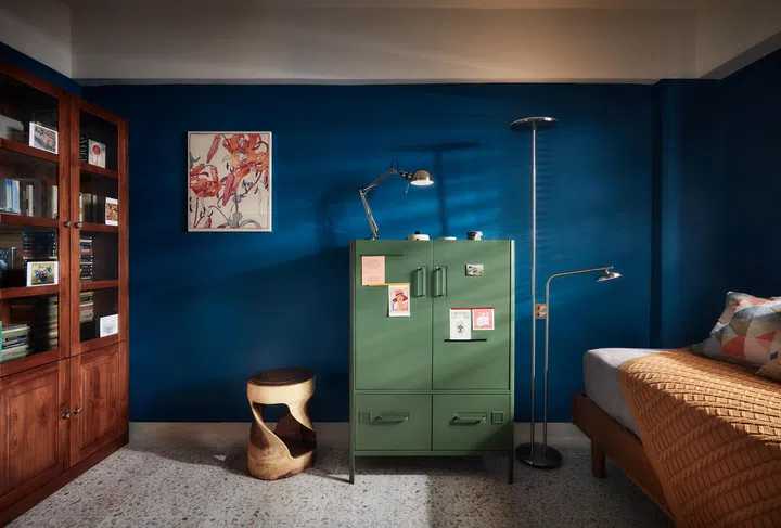 A deep blue envelope defines the workroom, where free-standing pieces allow the space to shift and evolve over time.