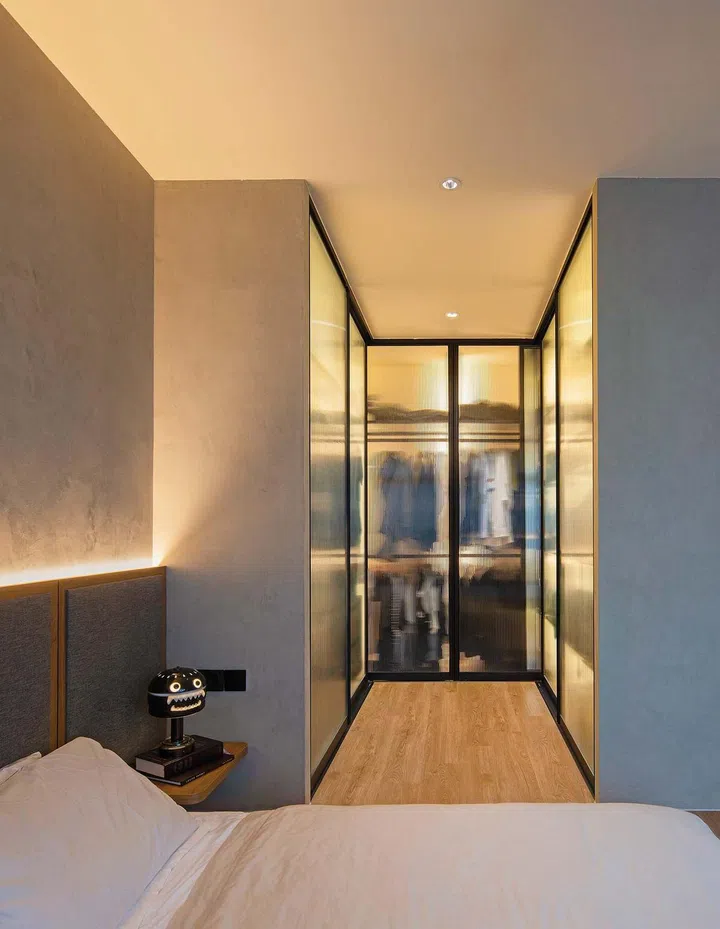 Fluted glass
doors at
the master

bedroom’s walk-
in wardrobe

reduces
the sight of
clutter while
augmenting the
sense of space.