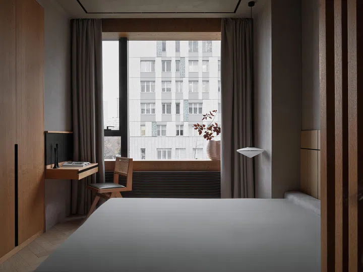 Rattan, wood and leather chairs with steel arms match the home’s amalgamation of natural tones and textures, and feel very Japanese-like. 