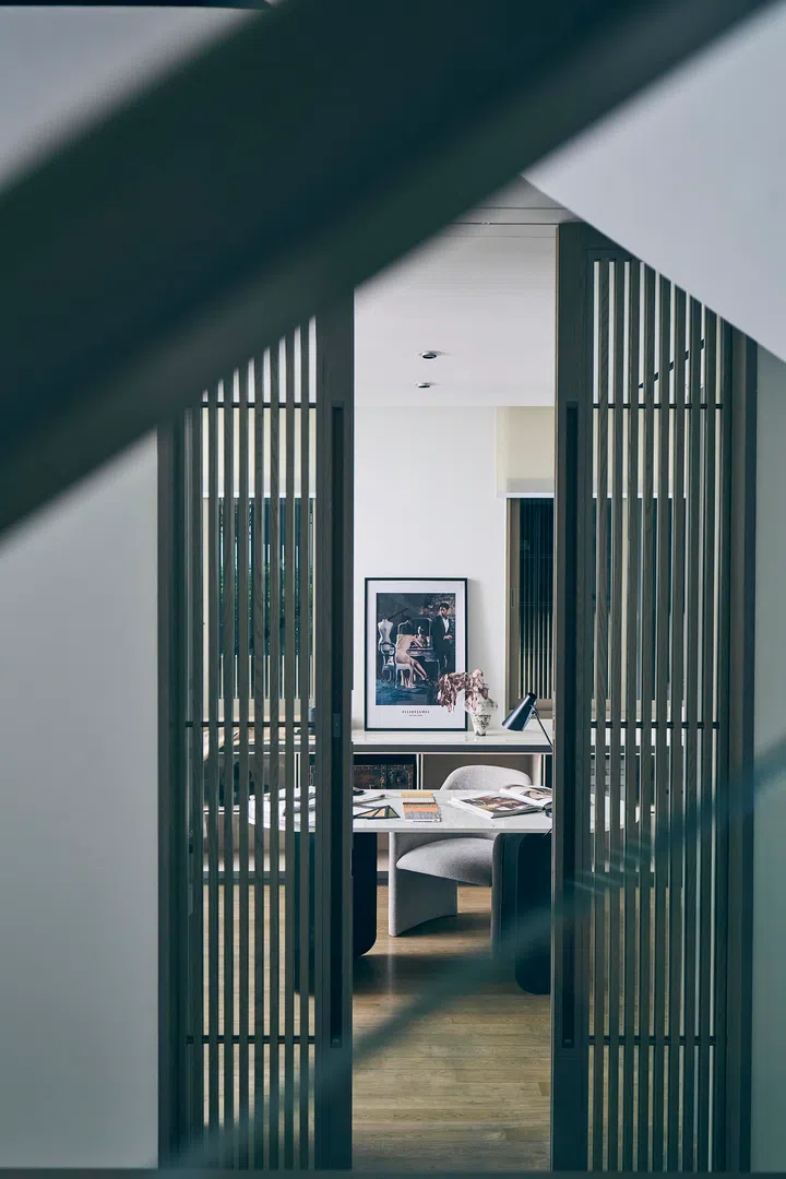  Detail of the bespoke vertical slats, repeated throughout the house as a unifying design language.
