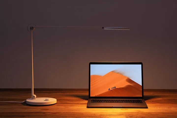 With a range of light temperature and dimness, this lamp is great for digital users.